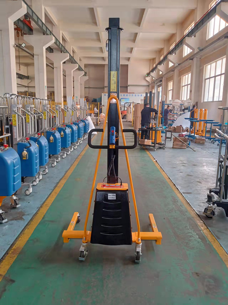 1725526023139638.jpg 20240509 V 非标单立柱 移动吊钩 出货图 (3).jpg